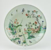 KANGXI WUCAI POND GARDEN SCENE CHARGER 清 康熙五彩池塘花园盘