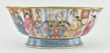 QING DAOGUANG FAMILLE ROSE BOWL ON A FOOT 清 道光人物海棠碗