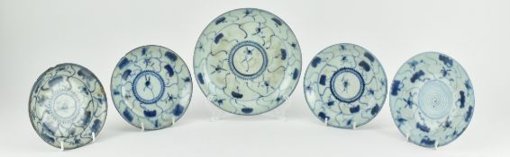 FIVE QING DYNASTY BLUE AND WHITE PIECES 清 青花花卉纹碟子五只