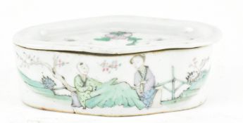 REPUBLIC PERIOD FAMILLE ROSE CRICKET BOX 民国 粉彩人物蛐蛐罐