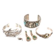 COLLECTION OF SILVER JEWELLERY & WHITE TONE METAL CUFF BANGLE