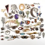COLLECTION OF BROOCHES & DRESS CLIPS & STICK PINS