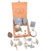 COLLECTION OF SILVER & METAL BROOCHES & ACCESSORIES