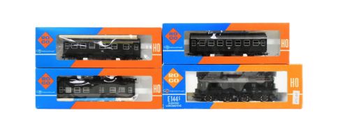 MODEL RAILWAY - ROCO LOCOMOTIVE & COACHES