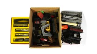 MODEL RAILWAY - COLLECTION OF VINTAGE OO GAUGE MODEL RAILWAY