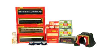 MODEL RAILWAY - VINTAGE TRIANG HORNBY MODEL RAILWAY ACCESSORIES