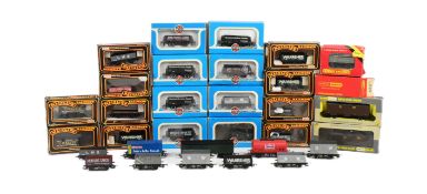 MODEL RAILWAY - COLLECTION OF OO GAUGE ROLLING STOCK