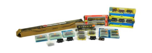 MODEL RAILWAY - A COLLECTION OF N GAUGE ROLLING STOCK AND ACCESSORIES
