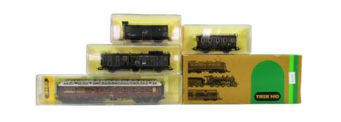 MODEL RAILWAY - TRIX HO GAUGE LOCOMOTIVE & COACHES