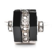 18CT WHITE GOLD ART DECO ONYX & DIAMOND RING