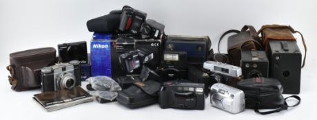 COLLECTION OF EARLY - LATE 20TH CENTURY CAMERAS & ACCESSORIES