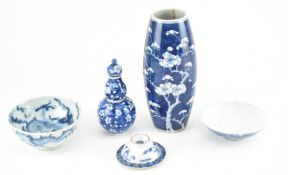 SIX QING DYNASTY BLUE AND WHITE PIECES 清 青花鼻烟壶花瓶碗盘一组六件