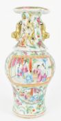 QING CANTON FAMILLE ROSE VASE WITH HANDLES 清 嘉道 广彩人物双耳瓶
