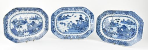 THREE QING QIANLONG BLUE AND WHITE PLATES 清 乾隆 青花山水长方盘三件