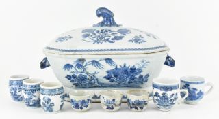 QING QIANLONG BLUE AND WHITE TUREEN AND COVER 清 乾隆 青花大盖碗