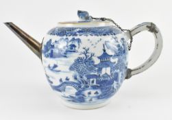 QING KANGXI PERIOD BLUE AND WHITE TEAPOT 清 康熙 青花茶壶