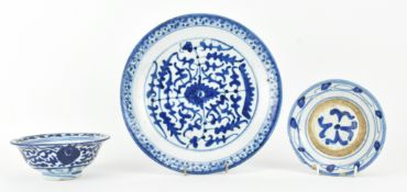 QING BLUE AND WHITE PLATES AND BOWL 清 嘉道 青花山花卉盘/碗/碟一组