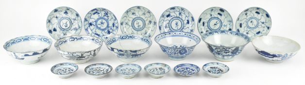 18 PIECES OF QING DYANSTY BLUE AND WHITE CERAMICS 清 青花碗盘18件