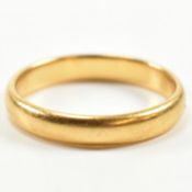 A HALLMARKED 22CT GOLD BAND RING