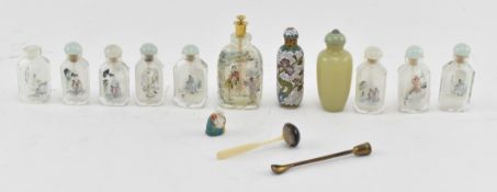 GROUP OF 11 PIECES OF 20TH CENTURY SNUFF BOTTLES & SPECULARS