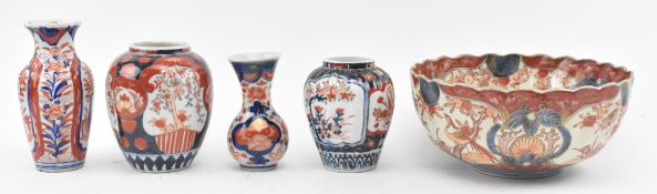 COLLECTION OF FIVE JAPANESE IMARI PORCELAIN ITEMS