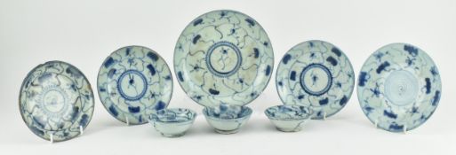 FIVE QING DYNASTY BLUE AND WHITE PIECES 清 青花花卉纹碟子五只