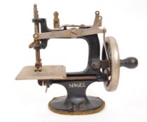 SINGER - EARLY 20TH CENTURY MODEL 20 SEWING MACHINE