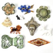 COLLECTION OF EARLY PLASTIC BROOCHES & BUCKLE