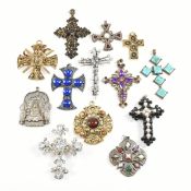 COLLECTION OF THIRTEEN 20TH CENTURY CROSS NECKLACE PENDANTS