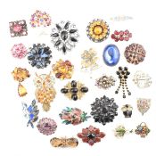COLLECTION OF VINTAGE GEM SET BROOCHES AND DRESS CLIP