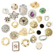 COLLECTION OF VINTAGE & MODERN SCARF CLIPS & RINGS