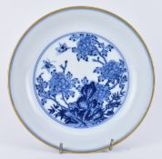 BLUE AND WHITE CERAMIC PLATE WITH GILT RIM 雍正款 青花花卉盘