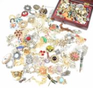 COLLECTION OF VINTAGE & MODERN BROOCHES & EARRINGS