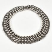 A SILVER WHITE METAL CHAIN COLLAR NECKLACE