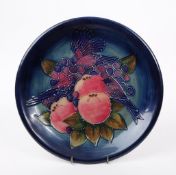MOORCROFT POTTERY - VINTAGE 1993 HAND PAINTED CERAMIC INCH & BERRIES PLATE