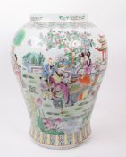 EARLY 20TH CENTURY LARGE CHINESE FAMILLE ROSE VASE / PLANTER