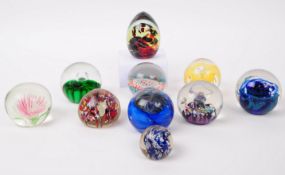 TEN VINTAGE 20TH CENTURY GLASS PAPERWEIGHTS