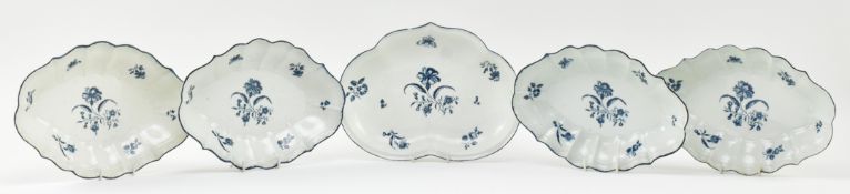 FIVE EARLY WORCESTER 18TH CENTURY GILLY FLOWER PORCELAIN PLATES