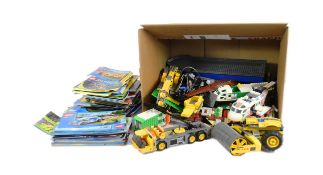 LEGO - COLLECTION OF ASSORTED LEGO BRICKS & CATALOGUES