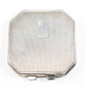 A HALLMARKED SILVER 1940S ART DECO SILVER COMPACT