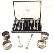 GEORGE V HALLMARKED SILVER SET OF TEASPOONS & SUGAR TONGS T/W NAPKIN RINGS & SPOONS