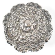 EDWARDIAN HALLMARKED SILVER 1902 ROUNDEL PILL / SNUFF BOX