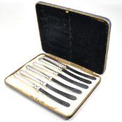 GEORGE V SET OF HALLMARKED SILVER KNIVES IN PRESENTATION CASE