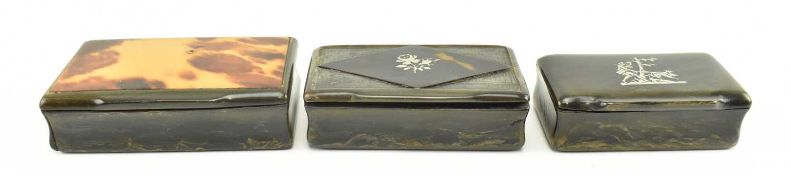 THREE 19TH CENTURY INLAID HORN SNUFF BOXES