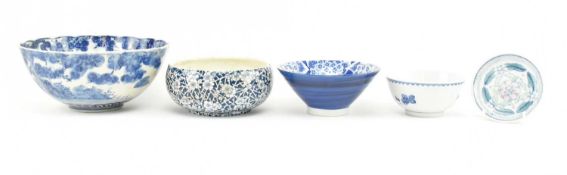 FIVE JAPANESE AND CHINESE CERAMIC BOWLS AND SAUCER