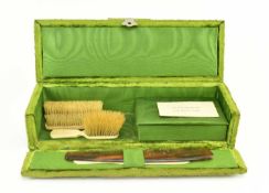 EARLY 20TH CENTURY EDWARDIAN VANITY BRUSH SET IN GREEN VELVET CASE