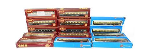MODEL RAILWAY - COLLECTION OF 00 GAUGE COACHES