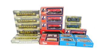 MODEL RAILWAYS - COLLECTION OF 00 GAUGE ROLLING STOCK