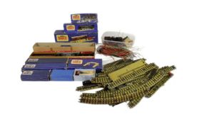 MODEL RAILWAY - VINTAGE HORNBY DUBLO LOCOMOTIVES & ROLLING STOCK