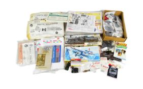 MODEL KITS - COLLECTION OF ASSORTED PLASTIC MODEL KITS & ACCESSORIES